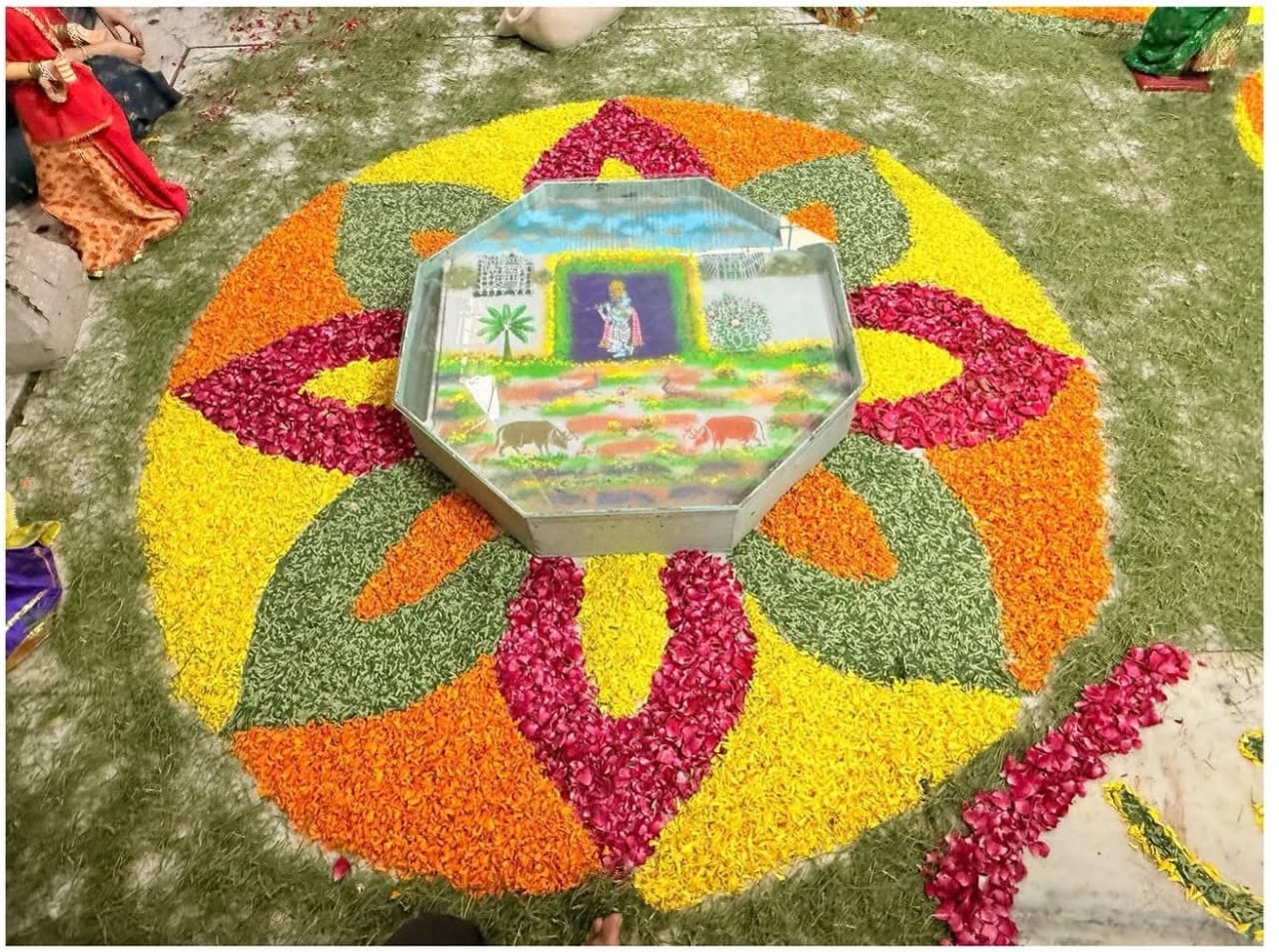 श्रीनाथजी मंदिर में सजाई गई सांझी ।