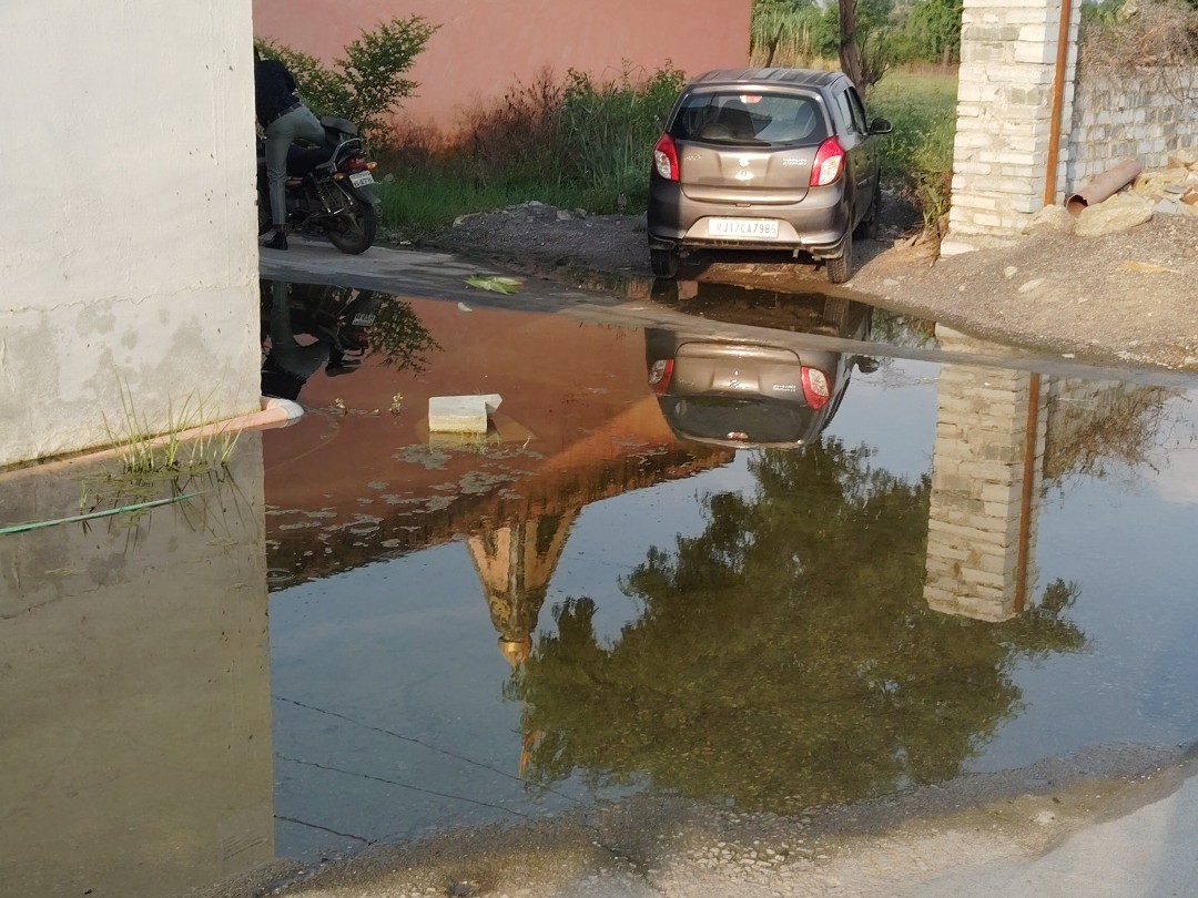 घरों के सामने जमा हुआ सीवरेज का गंदा पानी।