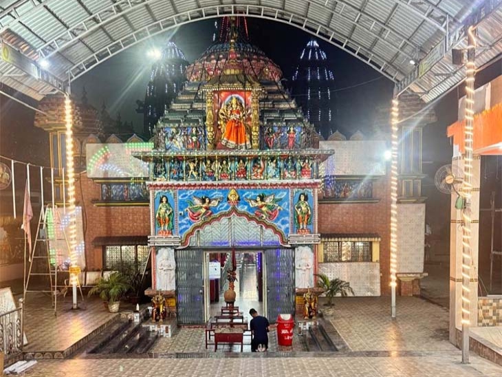 बंजारी मंदिर को आकर्षक लाइट व झालरों से सजाया गया है।
