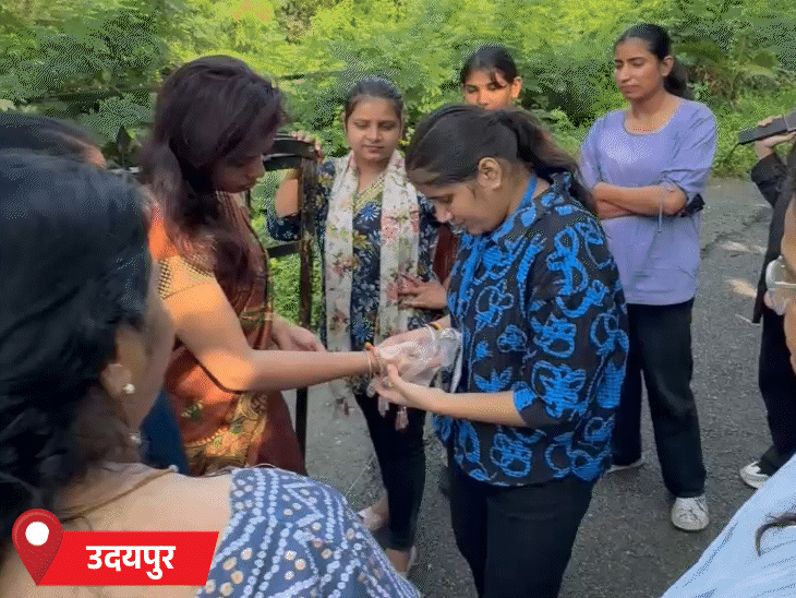 उदयपुर के सरकारी सीनियर रेजिडेंसी गर्ल्स स्कूल में महिला अभ्यार्थियों के पैर से बिछिया और हाथ से चूड़ी उतरवाई गई।