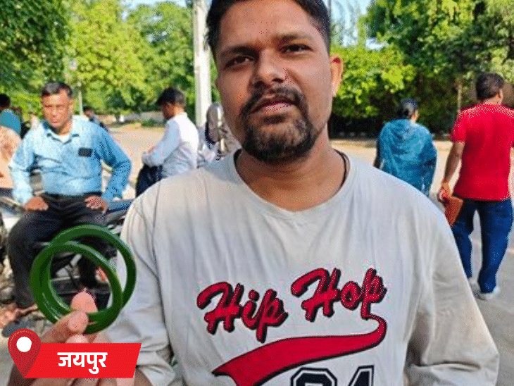 जयपुर में महिला कैंडिडेट की लाख की चूड़ी उतरवाने से फैमिली मेंबर नाराज हो गए। उन्होंने कहा कि लाख की चूड़ी पहनने की परमिश्न है, फिर भी उसे उतरवाई गई है।