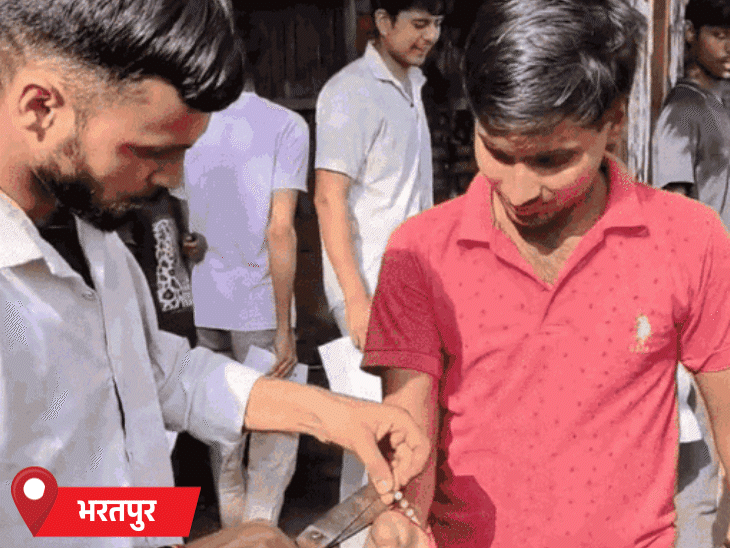 भरतपुर के एक परीक्षा केंद्र में कैंडिडेट के हाथ में बंधे धागों को भी काटा गया।