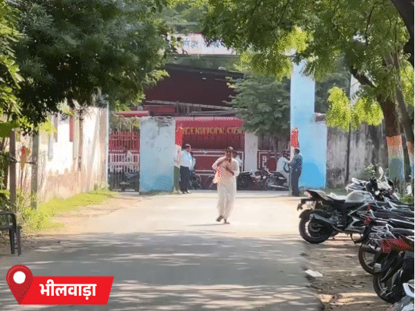 भीलवाड़ा में परीक्षा में एंट्री के आखिरी मिनटों में एक अभ्यर्थी दौड़ते हुए अंदर पहुंची।