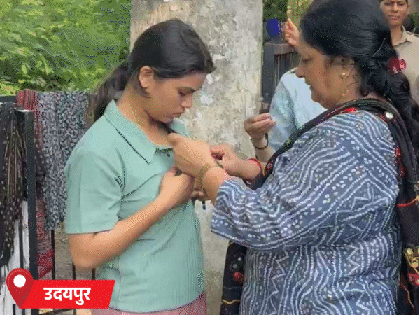 उदयपुर में महिला कैंडिडेट की जांच के दौरान उसकी टी-शर्ट के मेटल के बटन काटे गए।