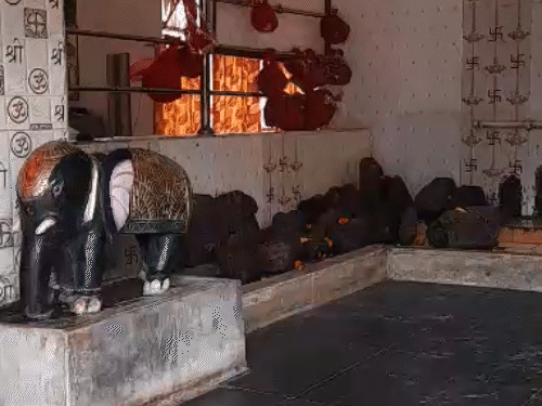 मंदिर का गर्भगृह जहां माता रानी के 7 रूप एक साथ विराजमान है।