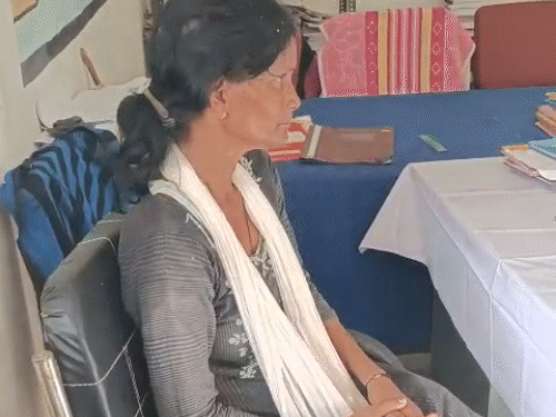नशे की हालत में अजीबोगरीब हरकत कर रही थी हेड मास्टर।