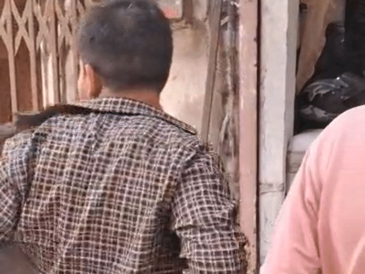 फुल स्लीव शर्ट पहनने वाले अभ्यर्थियों को प्रवेश नहीं दिया गया। परीक्षा केंद्र पर शर्ट उतरवायी गई।