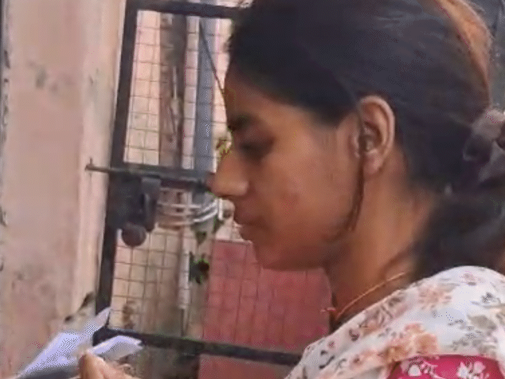 राजकीय बालिका उच्च माध्यमिक विद्यालय में महिला अभ्यर्थियों को आभूषण और सुहाग की चूड़ियां उतारनी पड़ीं।