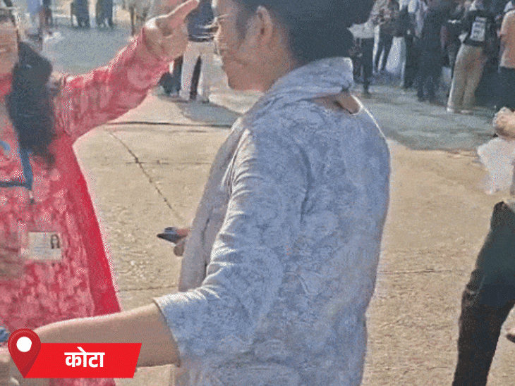 कोटा के नयापुरा में एग्जाम सेंटर के बाहर महिला कैंडिडेट के कानों की बाली, बालों में लगा रबर बैंड भी उतरवाया गया।