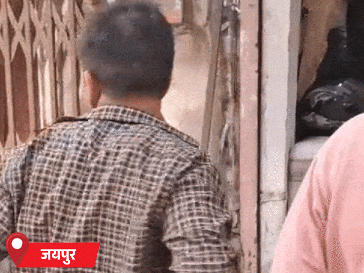 जयपुर के राजकीय बालिका उच्च माध्यमिक स्कूल गंगापोल में शर्ट उतरवाकर ही परीक्षा केंद्र में प्रवेश दिया गया।