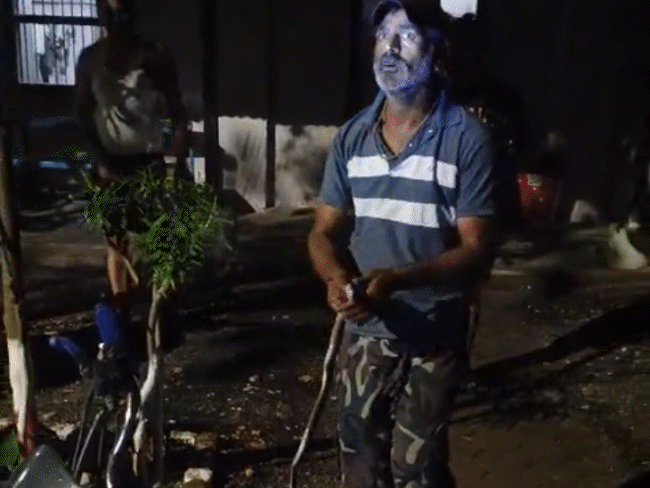 घबराहट होने पर आरक्षक सांप को लेकर मौके से भागा।