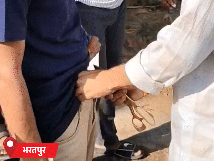 भरतपुर के एक सेंटर पर कैंडिडेट के जींस के बटन काटे गए। मेटल के बटन के साथ उन्हें एंट्री नहीं मिली।