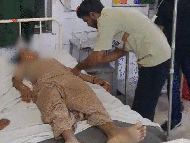 अस्पताल में डॉक्टर बच्ची का इलाज कर रहे हैं।