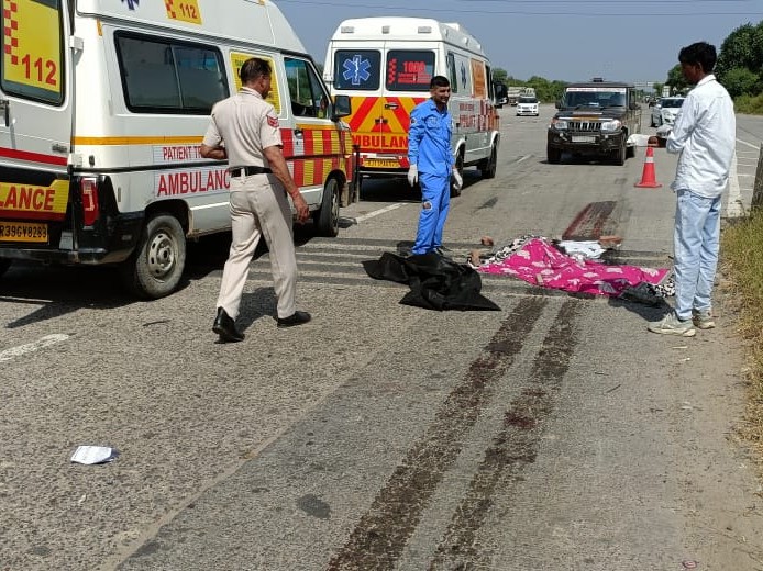 हादसे के बाद सड़क पर पड़ा युवक का शव। - Dainik Bhaskar