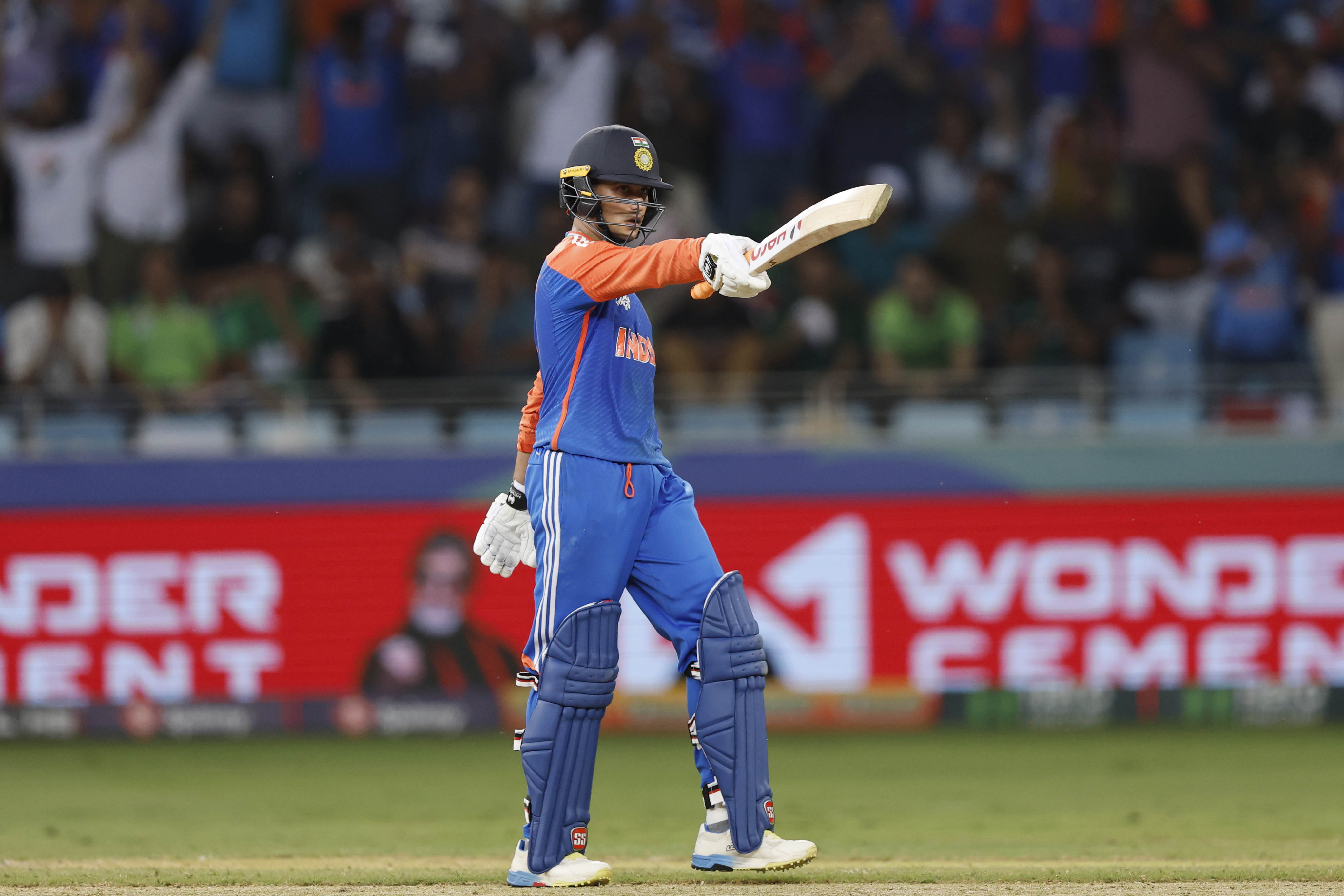 अभिषेक ने 24 बॉल पर फिफ्टी पूरी की।