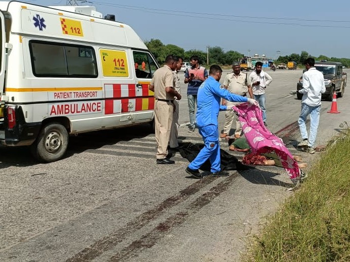 मौके पर खड़ी एम्बुलेंस और जांच में जुटी पुलिस।