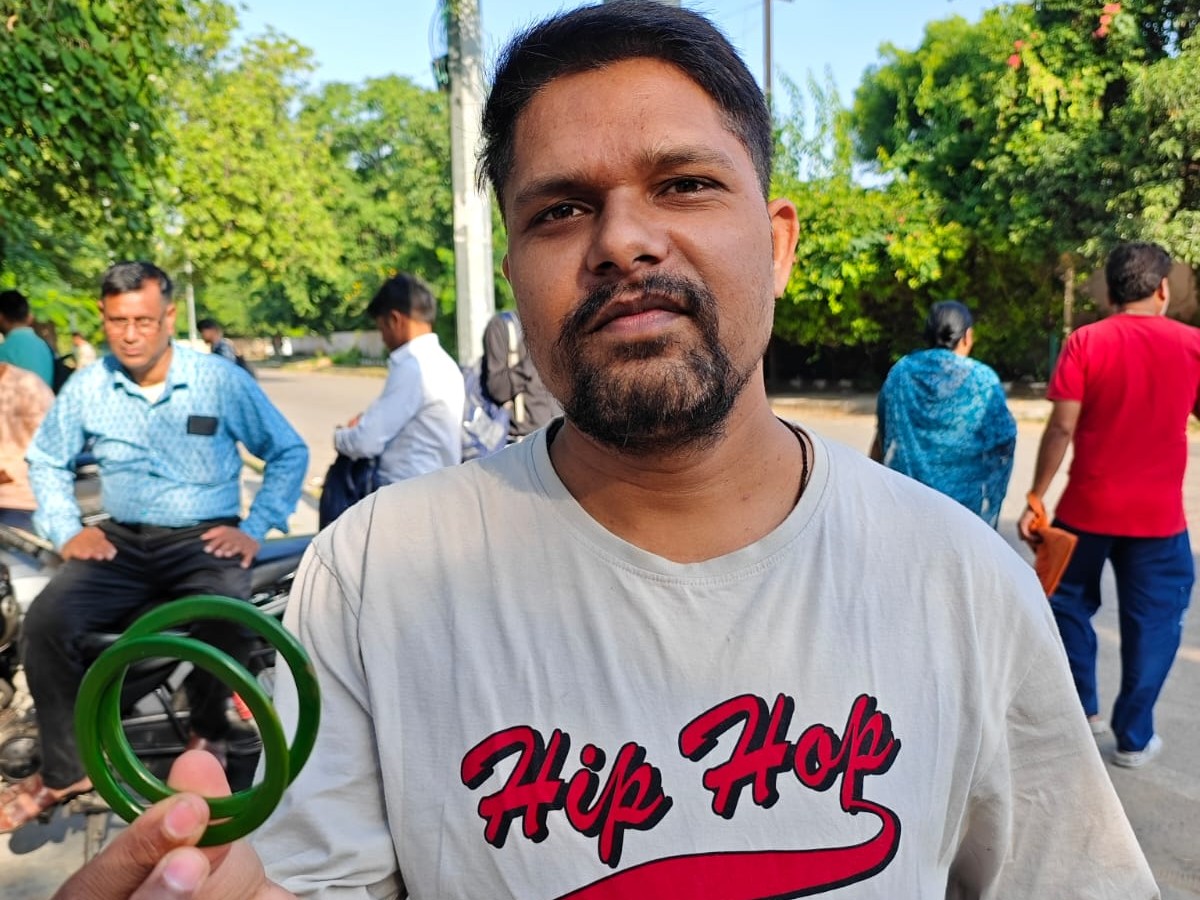 अभय पारीक राजकीय सरकारी स्कूल में नियमों के विपरीत प्रदीप कुमार की भाभी को चूड़ियां उतारने के लिए कहा गया, उन्होंने कहा यह उचित नहीं है।