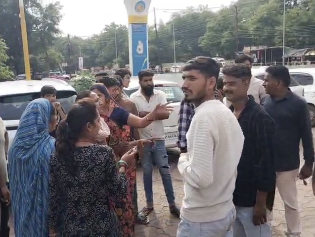 थाने के बाहर पथराव का विरोध करते समाजजन।