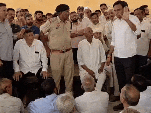 गुरुग्राम में ढाबा संचालक की बेरहमी से पिटाई करने के मामले को लेकर पंचायत हुई। - Dainik Bhaskar