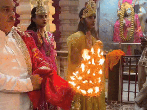 कुरुक्षेत्र में मां भद्रकाली की आरती करते पीठाध्यक्ष पंडित सतपाल शर्मा। - Dainik Bhaskar