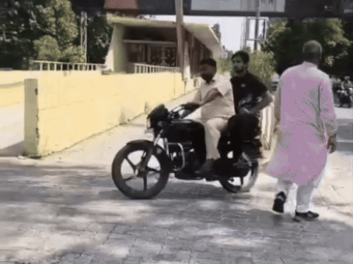 अवैध कट पर खडे होकर रोष जताते हुए इंजीनियर पवन शर्मा। - Dainik Bhaskar