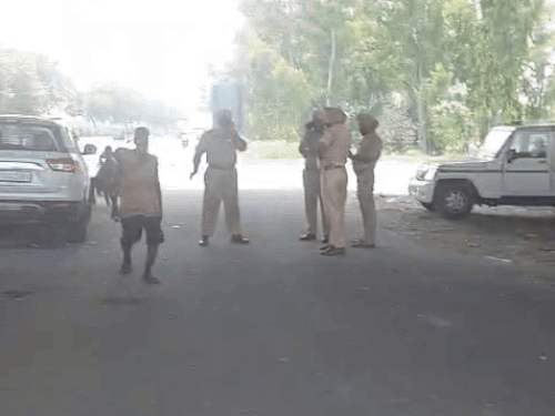 किसानों के धरने को देखते हुए पुलिस तैनात है।