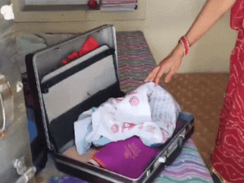 चोरों ने दूसरे कमरे में रखे संदूक,बैग को खोलकर सामान चेक किया।