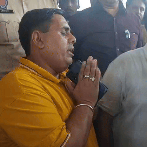 लाडोवाल टोल प्लाजा के मैनेजर विपन ने किसानों के आगे हाथ जोड़े।