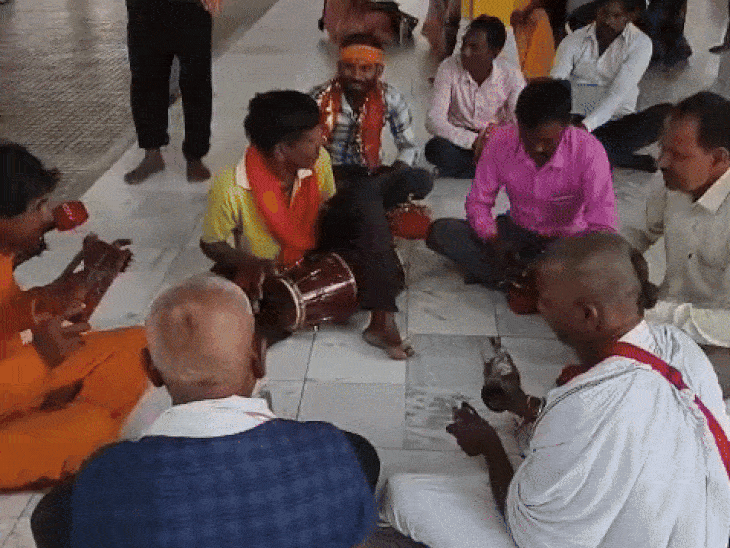 मां के दरबार में भक्त भजन-कीर्तन करते रहते हैं।