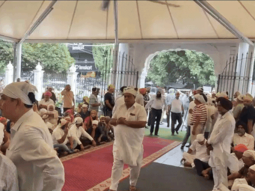 श्रद्धांजलि देने पहुंच रहे लोग।