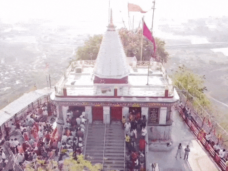 त्रिकूट पर्वत पर मां शारदा का प्रसिद्ध मंदिर है।