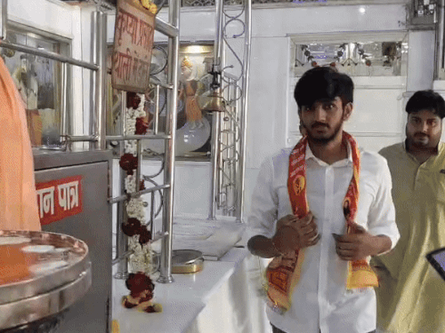 20 सितंबर को बहादुरगढ़ पहुंचने के बाद आर्यन मान ने झाड़ौदा में बाबा हरिदास मंदिर में कुलदेवता का आशीर्वाद लिया था।