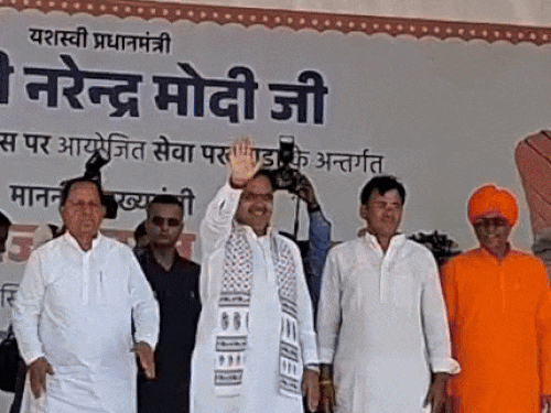 हाथ हिलाकर लोगों का अभिवादन करते हुए CM भजनलाल शर्मा