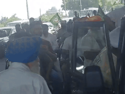 टोल प्लाजा फ्री कराने बाइक और गाड़ियों में पहुंचे किसान।