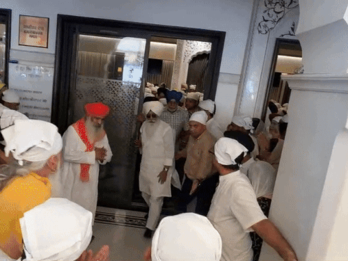 अरदास होने के बाद गुरुद्वारा साहिब से रवाना हुए डेरा प्रमुख गुरविंदर सिंह डिल्लों।
