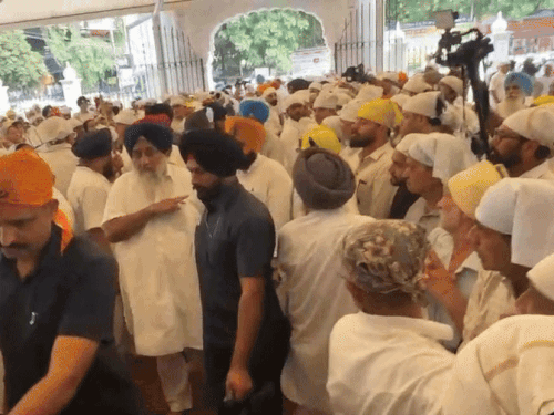 शिअद अध्यक्ष सुखबीर सिंह बादल श्रद्धांजलि देने के लिए पहुंचे।