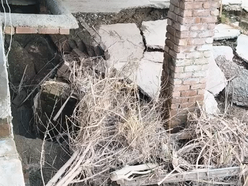People's houses are broken due to floods.