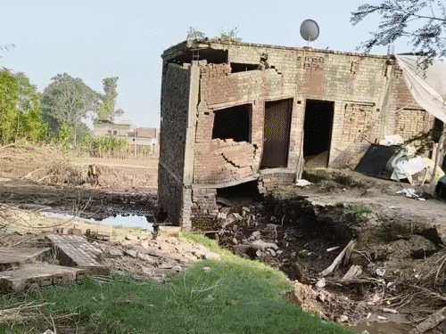 People's houses have become dilapidated due to flood water.