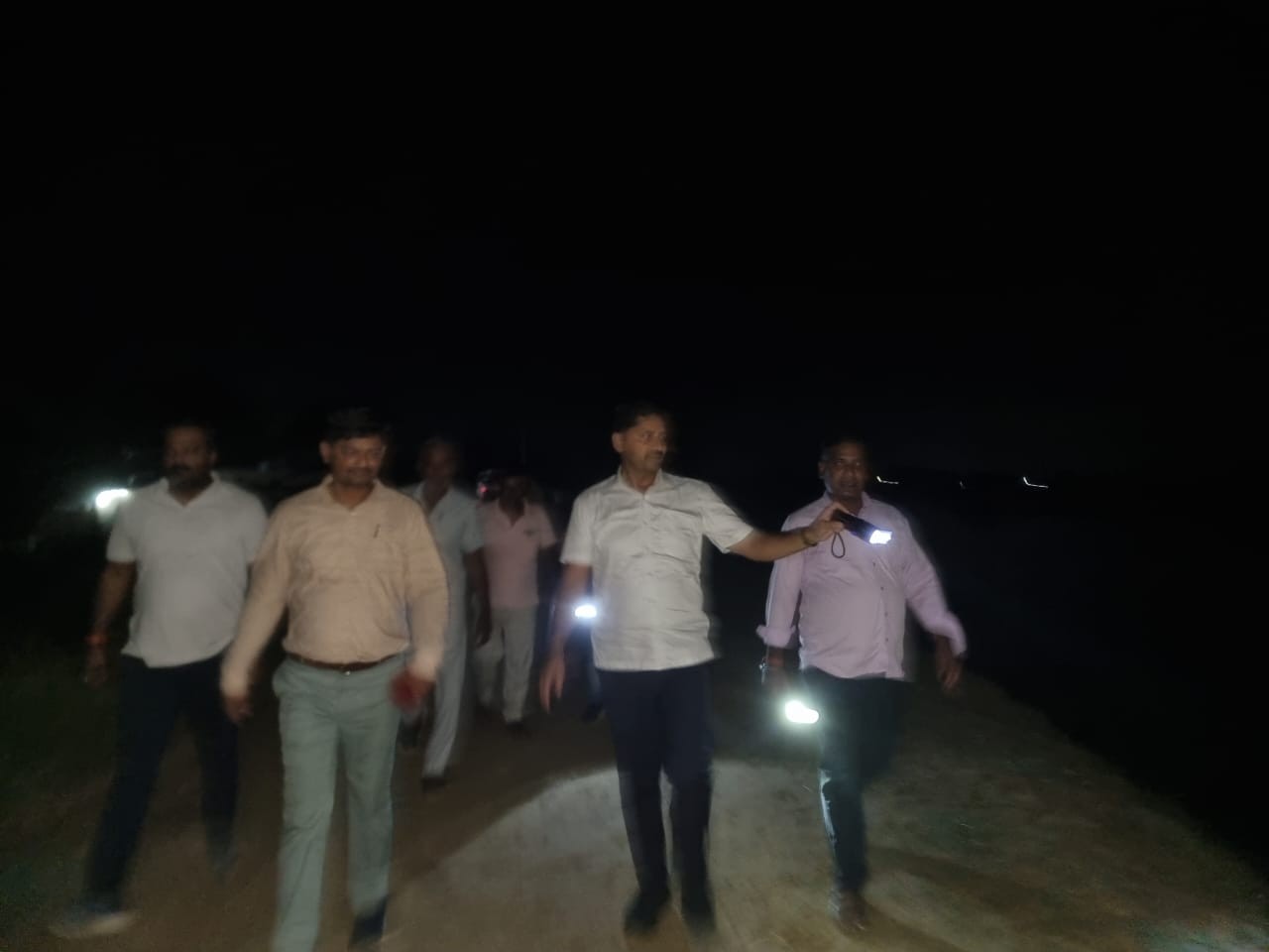 तटबंधों की सुरक्षा को लेकर निरीक्षण:  महराजगंज में बाढ़ की आशंका, प्रशासन अलर्ट; तटबंधों की निगरानी तेज – Maharajganj News