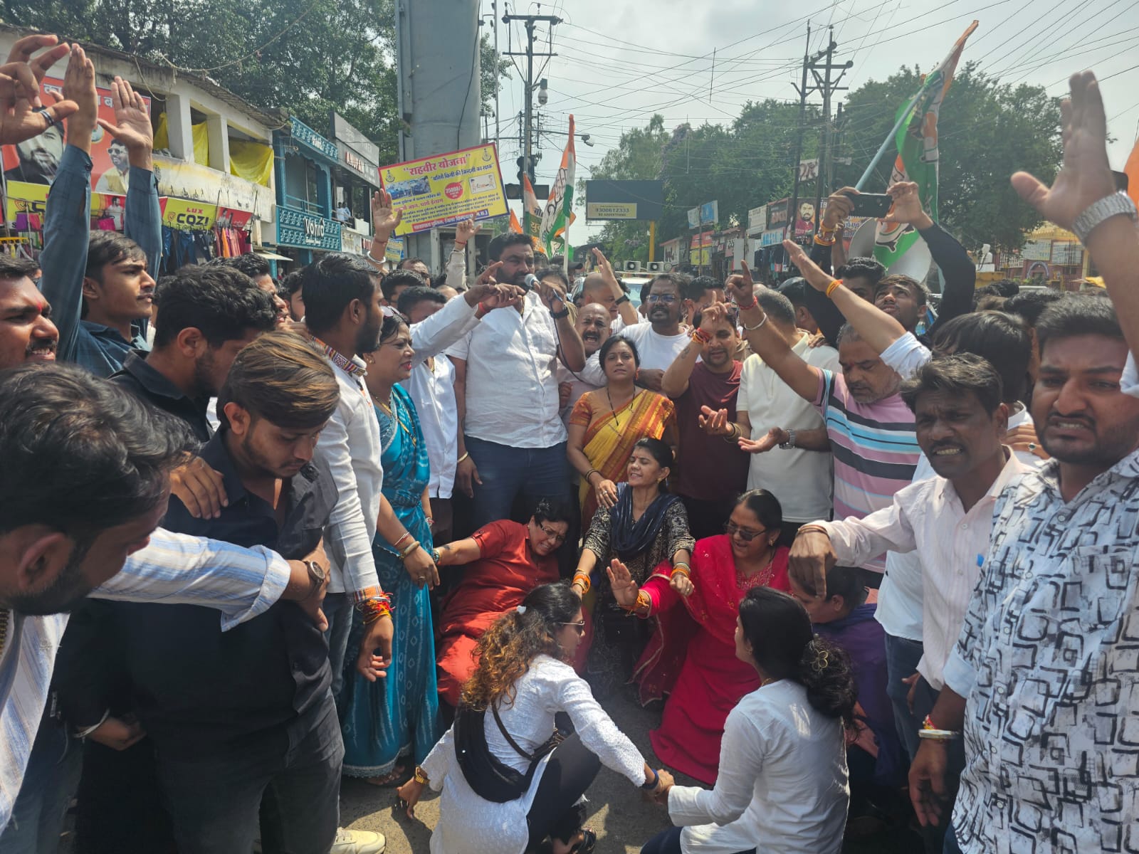 प्रदर्शन के दौरान कांग्रेस कार्यकर्ता।