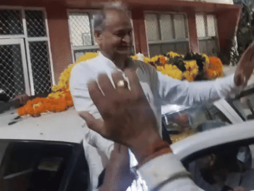 पूर्व मुख्यमंत्री अशोक गहलोत का भीलवाड़ा में कांग्रेस पदाधिकारियों-कार्यकर्ताओं ने स्वागत किया।