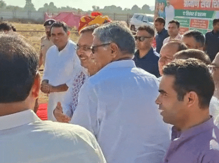 सीकर में CM भजनलाल शर्मा का स्वागत करते हुए UDH मंत्री झाबर सिंह खर्रा और स्थानीय नेता।