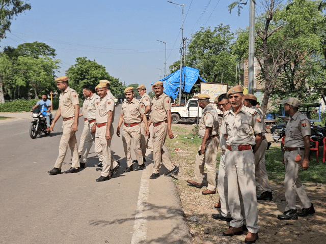 द बाग होटल के सामने तैनात पुलिसकर्मी।