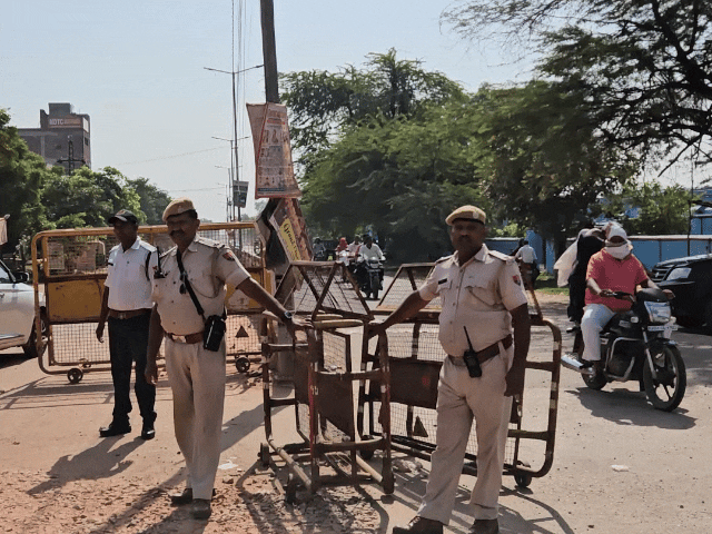 MSJ कॉलेज के चौराहे पर तैनात पुलिस का जाब्ता।
