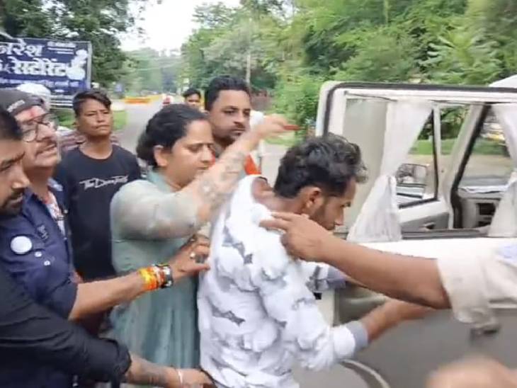 परिजनों ने दोनों युवकों की जमकर धुनाई की और पुलिस को सौंप दिया।