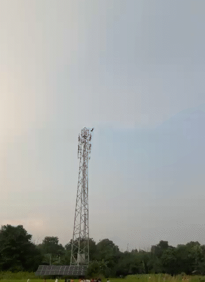 मृतक के भाई का कहना है, पैर फिसलने के कारण भाई टावर से नीचे गिर गया।