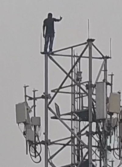 टावर पर चढ़ने के बाद से युवक लगातार अपनी प्रेमिका को बुलाने की बात करता रहा।