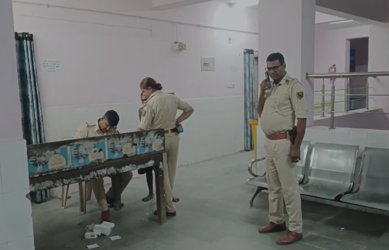 अस्पताल में जांच के लिए पहुंची पुलिस।