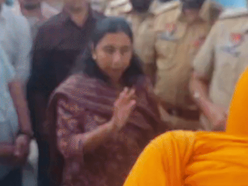 साहनेवाल की SDM जसमीत कौर किसानों को समझाती हुईं।