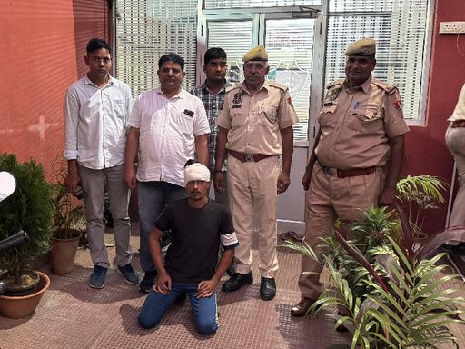 अनस कुमार को लालकोठी थाना पुलिस ने शाम 4 बजे गिरफ्तार किया।